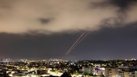 Konflik Iran dan Israel memanas. Dilansir dari detikNews, Iran mulai melancarkan serangan udara berupa drone dan rudal ke wilayah Israel. Sirine meraung-raung di wilayah Ibu Kota Israel, Tel Alviv, dan Yerusalem, Tepi Barat. Beberapa ledakan terdengar di Yerusalem sekitar pukul 01.45 waktu setempat dan sirene dibunyikan tak lama kemudian. (REUTERS/Amir Cohen)