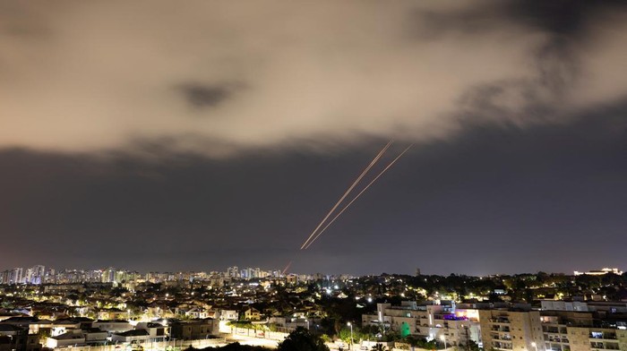 Memanas! Iran Tembak 200 Rudal ke Israel An anti-missile system operates after Iran launched drones and missiles towards Israel, as seen from Ashkelon, Israel April 14, 2024. REUTERS/Amir Cohen TPX IMAGES OF THE DAY