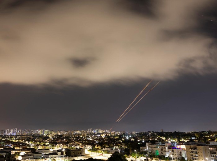 An anti-missile system operates after Iran launched drones and missiles towards Israel, as seen from Ashkelon, Israel April 14, 2024. REUTERS/Amir Cohen     TPX IMAGES OF THE DAY