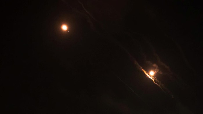 Objects are seen in the sky above Jerusalem after Iran launched drones and missiles towards Israel, in Jerusalem April 14, 2024. REUTERS/Ronen Zvulun      TPX IMAGES OF THE DAY