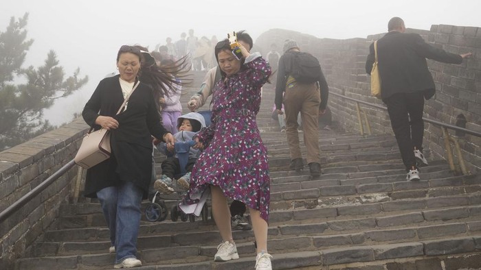 Visitors walk on a stretch of the Badaling Great Wall in Beijing, Saturday, April 13, 2024. (AP Photo/Tatan Syuflana)