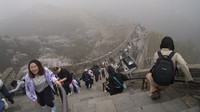 Bagian Tembok Besar Badaling membentang sepanjang 7,6 km (4,7 mil) melintasi punggung gunung dari bagian Shixiaguan di selatan hingga bagian Shuiguan di timur.