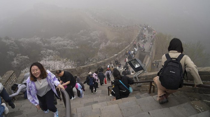 Mengunjungi Bagian Tembok Besar China yang Paling Populer Visitors walk on a stretch of the Badaling Great Wall in Beijing, Saturday, April 13, 2024. (AP Photo/Tatan Syuflana)