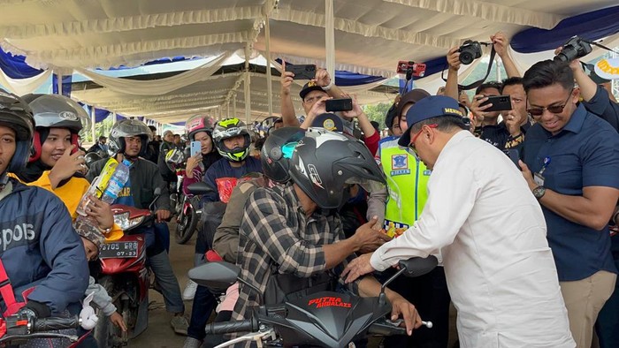 Menhub Budi Karya Sumadi di Pelabuhan Panjang, Lampung saat mengecek arus balik Mudik Lebaran 2024, Minggu (14/4/2024).