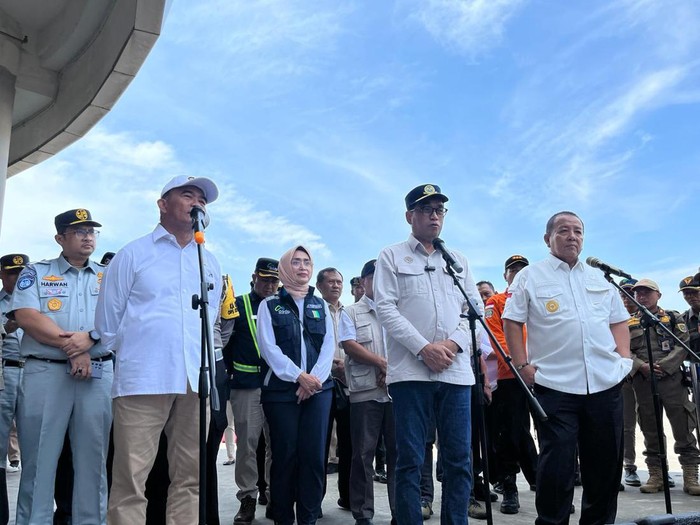 Menko PMK Muhadjir Effendy dan Menteri Perhubungan Budi Karya Sumadi meninjau kegiatan arus balik Mudik Lebaran 2024 di Pelabuhan Bakauheni, Lampung Selatan, Lampung, Minggu (14/4/2024).