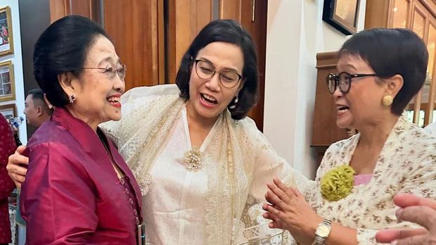 Menteri Keuangan (Menkeu), Sri Mulyani Indrawati bertemu dengan Ketua Umum Partai Demokrasi Indonesia Perjuangan (PDIP) dan Menteri Luar Negeri, Retno Marsudi saat hari raya Idul Fitri. (Instagram @smindrawati)