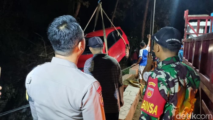 Mobil Jazz diangkat dari sungai Dusun Karangmojo, Desa Karangpakel, Kecamatan Trucuk, Klaten.