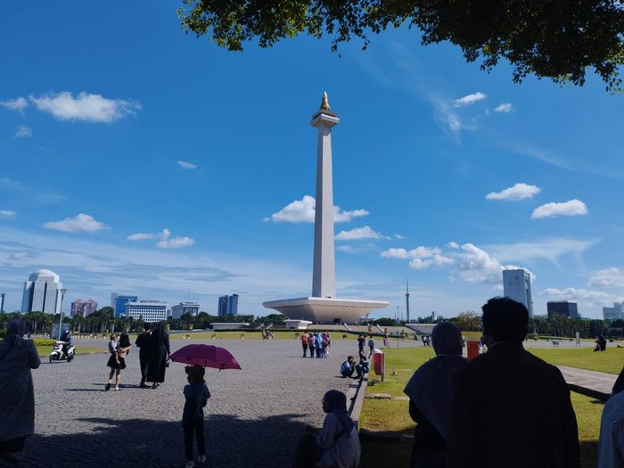 Monas pada saat libur lebaran, Minggu (14/4/2024).