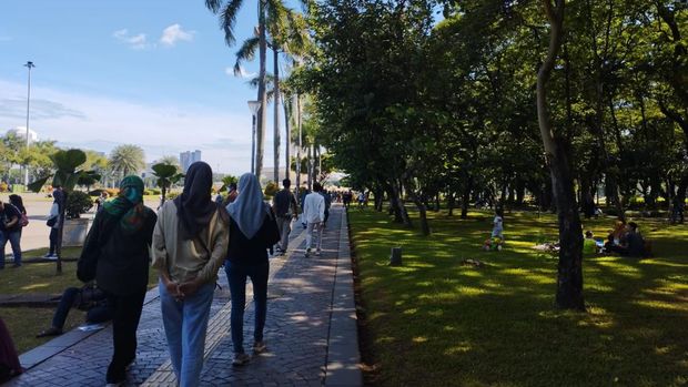 Monas pada saat libur lebaran, Minggu (14/4/2024).