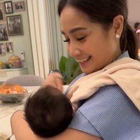 Nagita juga tampak memamerkan momen saat dirinya momong bayi Lily. Istri Raffi Ahmad itu ampak begitu bahagia dengan kehadiran bayi tersebut. Foto: Instagram/@raffinagita1717