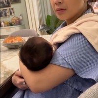 Seolah tak mau berhenti menggendong baby Lily, Nagita sampai melarang Raffi memanggil anak keduanya, Rayyanza. Ia takut anak keduanya itu akan cemburu dan marah melihat sang bunda menggendong bayi lain. Foto: Instagram/@raffinagita1717