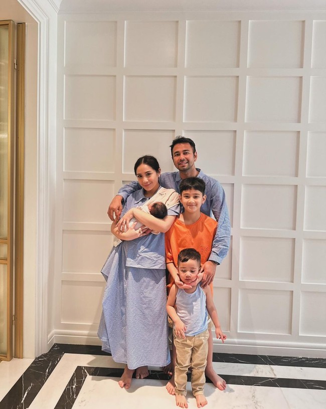 Raffi dan Nagita bersama kedua putranya juga sempat berpose bersama dengan baby Lily. Sayangnya baik Raffi maupun Nagita tak menjelaskan apakah bayi tersebut benar diadopsi keluarganya atau tidak. Foto: Instagram/@raffinagita1717
