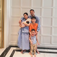 Raffi dan Nagita bersama kedua putranya juga sempat berpose bersama dengan baby Lily. Sayangnya baik Raffi maupun Nagita tak menjelaskan apakah bayi tersebut benar diadopsi keluarganya atau tidak. Foto: Instagram/@raffinagita1717