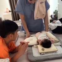 Tak hanya sekedar menggendong, Nagita juga terlihat ikut mengurus baby Lily. Seperti layaknya seorang ibu, Nagita tampak begitu telaten mengurus baby Lily. Foto: Instagram/@raffinagita1717