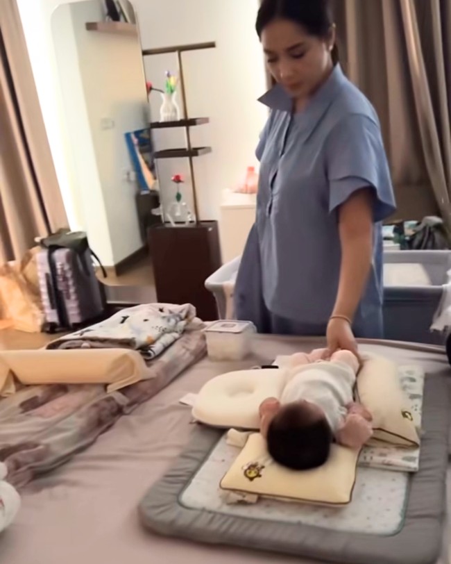 Diketahui bahwa saat baby Lily lahir, Raffi Ahmad lah yang mengumandangkan azan di telinganya. Namun hingga kini ia belum mengungkap siapa sebenarnya orangtua atau wali dari bayi mungil tersebut. Foto: Instagram/@raffinagita1717