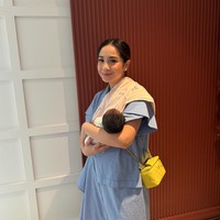 Melalui akun Instagram pribadi Raffi Ahmad dan Nagita Slavina baru saja memperkenalkan seorang bayi perempuan yang dinamainya Lily. Banyak yang menduga jika bayi tersebut sudah diadopsi oleh Raffi dan Nagita. Foto: Instagram/@raffinagita1717