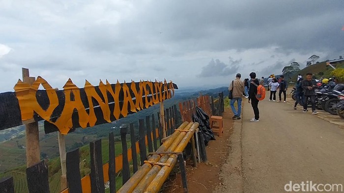 Objek wisata Terasering Panyaweuyan Majalengka.