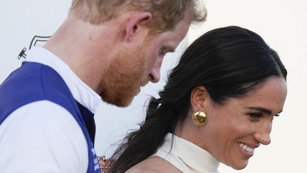 Foto Meghan Markle-Pangeran Harry Pamer Ciuman, Wanita Ini Diminta Bergeser