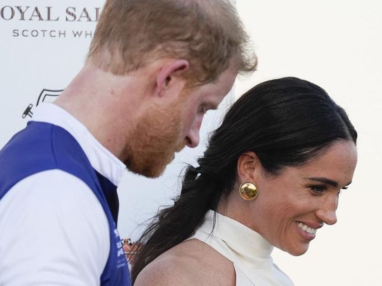 Foto Meghan Markle-Pangeran Harry Pamer Ciuman, Wanita Ini Diminta Bergeser