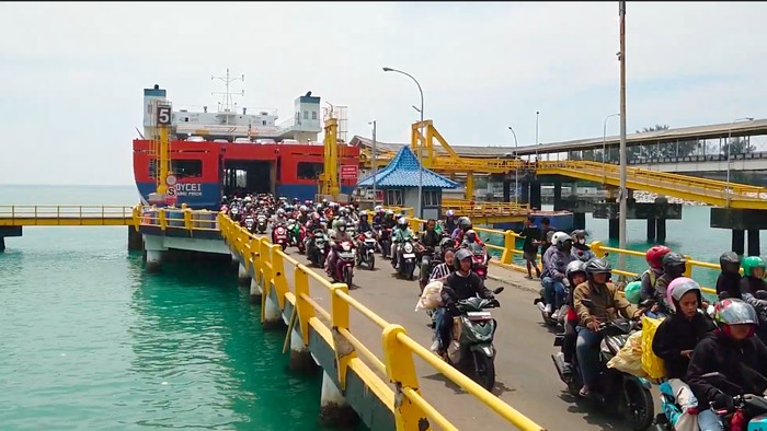 Para pemudik yang menggunakan sepeda motor dari Sumatera tiba di Pelabuhan Merak, Cilegon Banten, usai menyeberang dari Pelabuhan Bakauheni, Lampung, pada Minggu (14/4/2024).