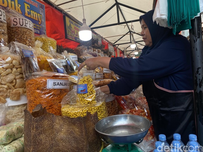 Toko Oleh-oleh Bu Emy di Pasar Atas Bukittinggi
