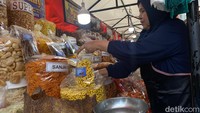 Banyak penjual kaki lima di sepanjang pelataran samping Pasar Atas. Kami menjatuhkan pilihan ke warung milik Bu Emy. Foto: detikFood/Yenny Mustika Sari