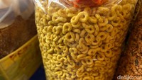 Kaliang jariang juga menjadi camilan yang populer. Jenis lainnya yang tak kalah enak ada dakak-dakak, keripik jengkol, hingga kerupuk jangek.  Foto: detikFood/Yenny Mustika Sari