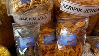 Oleh-oleh di sini bisa dibeli dengan gramasi mulai dari 250 gram. Bahkan, ada ikan bilis juga lho! Foto: detikFood/Yenny Mustika Sari