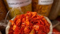 Keripik sanjai bulat dengan saus pedas yang menyelimutinya ini paling favorit. Teksturnya renyah dan ada sensasi pedas yang nikmat. Foto: detikFood/Yenny Mustika Sari