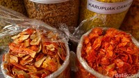 Keripik sanjai milik Bu Emy ini ada 2 jenis, yaitu yang panjang dan bulat. Perbedaannya ada pada saus yang menyelimutinya. Foto: detikFood/Yenny Mustika Sari