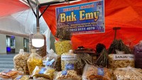 Jam Gadang menjadi ikon dari Bukittinggi. Di dekatnya ada Pasar Atas yang bisa dikunjungi kalau sedang mencari oleh-oleh khas Sumatera Barat. Foto: detikFood/Yenny Mustika Sari