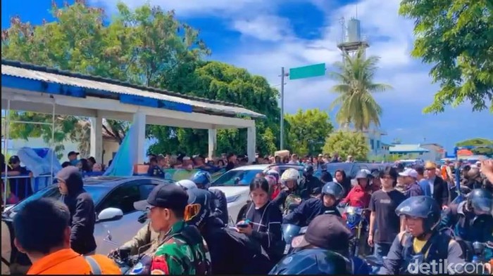 Penumpang di Pelabuhan Bajoe membludak saat arus balik libur Lebaran Idul Fitri 1445 H. (Agung Pramono/detikSulsel)