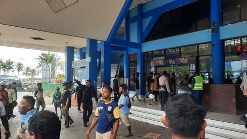 Oknum anggota TNI Angkatan Laut (AL) terlibat keributan dengan anggota Brimob Polda Papua Barat di Kota Sorong, Papua Barat Daya.