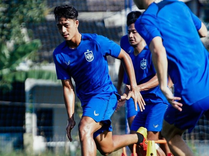 Pemain PSIS Semarang, Haykal Alhafiz saat menjalani sesi latihan bersama tim Mahesa Jenar. Diunggah Minggu (14/4/2024).