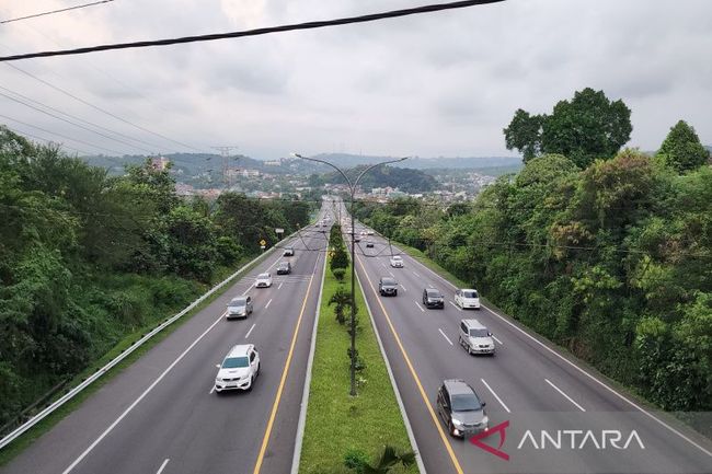 Pemberlakuan one way di tol dalam Kota Semarang di ruas Jatingaleh menuju gerbang Tol Kalikangkung, Selasa sore.