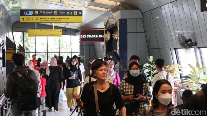 Pemudik di Stasiun Bandung.