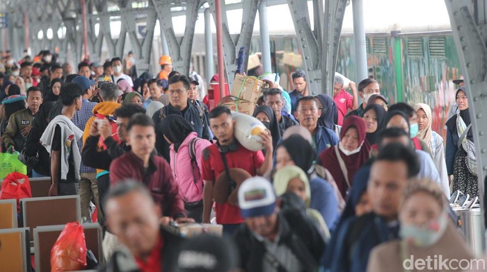Sejumlah pemudik tiba di Stasiun Pasar Senen, Jakarta, Minggu (14/4/2024).