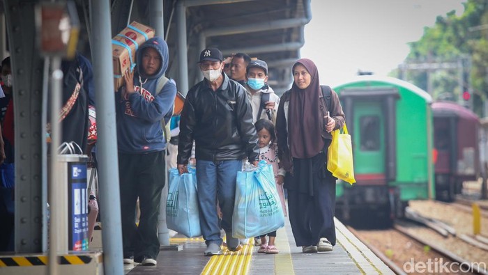 Sejumlah pemudik tiba di Stasiun Pasar Senen, Jakarta, Minggu (14/4/2024).