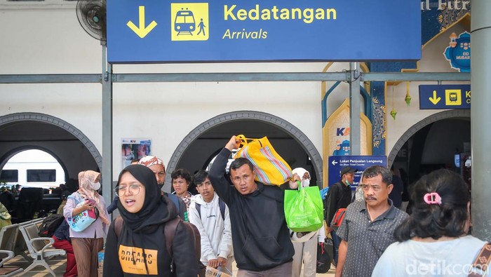 Sejumlah pemudik tiba di Stasiun Pasar Senen, Jakarta, Minggu (14/4/2024).