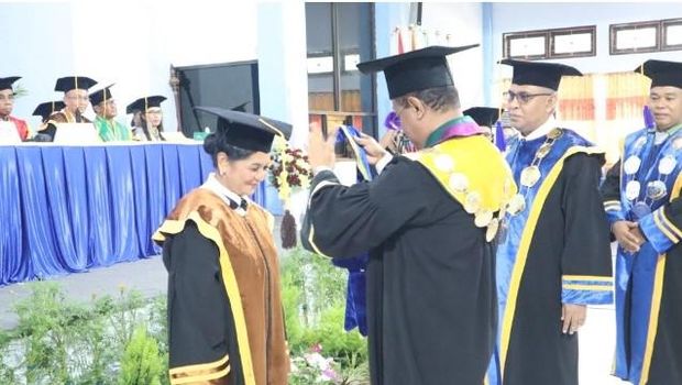 Pengukuhan Prof. Dr. Bernadete Barek Koten, S.Pt., MP sebagai guru besar. Bernadete Koten adalah profesor perempuan pertama asal Flores Timur, NTT. (Dok. pribadi Prof Bernadete Koten)