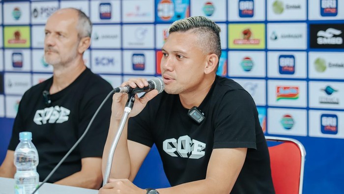 Penjaga gawang PSS Sleman, Muhammad Ridwan saat sesi jumpa pers jelang laga lawan Arema FC, Minggu (14/4/2024).