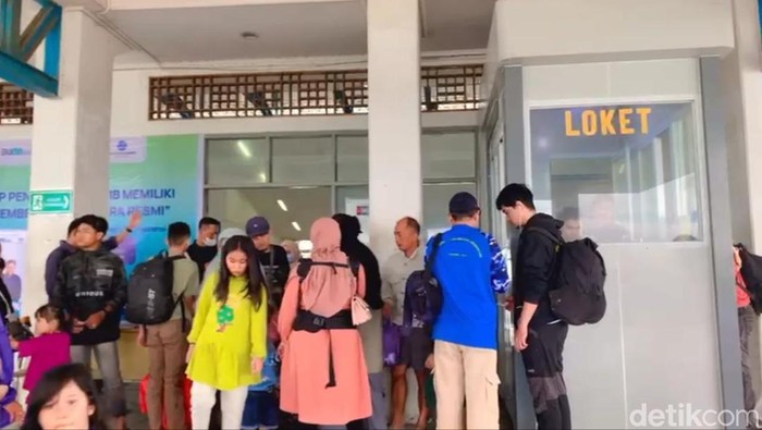 Penumpang antre di loket tiket Pelabuhan Bajoe, Bone Sulsel.