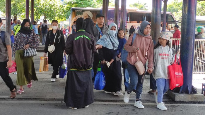 Penumpang arus balik mulai memadati Terminal Purabaya