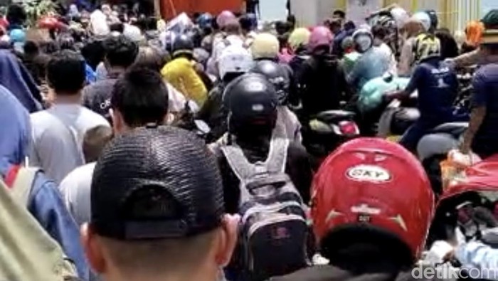 Penumpang di Pelabuhan Bajoe, Bone berdesakan naik ke kapal saat momen arus balik Lebaran Idul Fitri 1445 H.