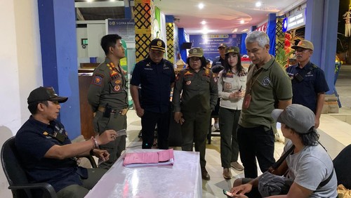 Penumpang terjaring sidak (duduk pakai topi-kanan) Satpol PP Badung di Terminal Mengwi karena tidak bawa KTP ke Bali, Sabtu (13/4/2024) dini hari. (Dok. Satpol PP Badung)