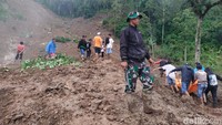 Foto: Personel TNI di lokasi turut melakukan pencarian korban longsor di Tana Toraja, Sulsel. (Rachmat Ariadi/detikSulsel)