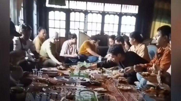 Sopir bus Borlindo bernama Satir mengajak 25 penumpangnya menyantap hidangan Lebaran Idul Fitri 1445 H di rumahnya di Polewali Mandar (Polman).