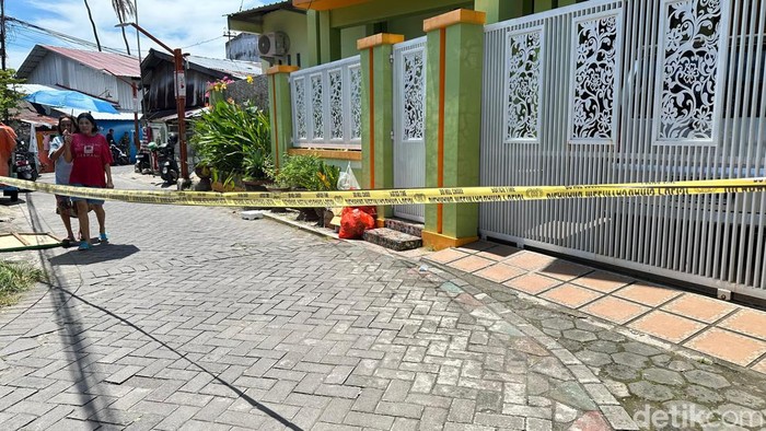 Polisi melakukan olah TKP penemuan mayat di Makassar.