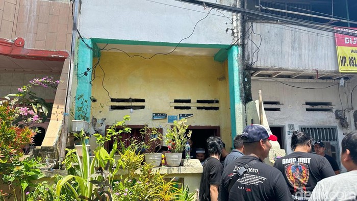 Polisi melakukan olah TKP penemuan mayat di Makassar.