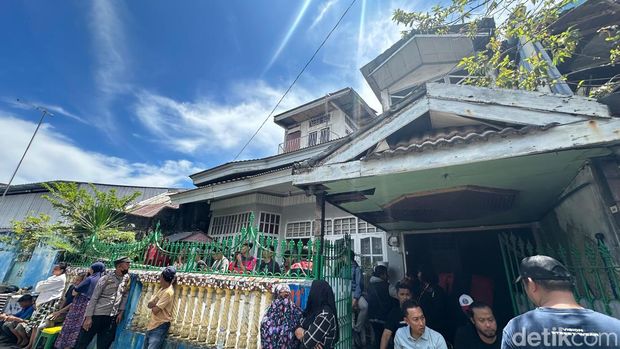 Polisi melakukan olah TKP penemuan mayat di Makassar.
